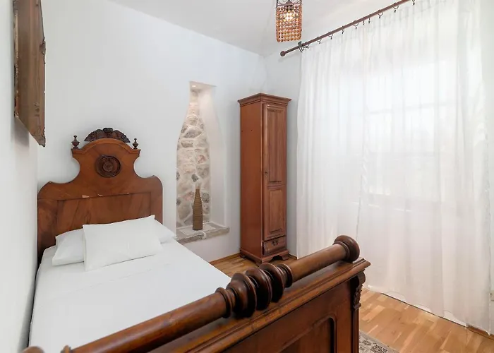 Laurus Brac * Sumartin