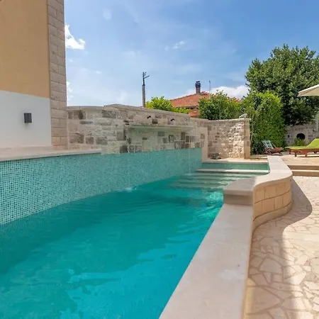 4 Bedrooms Seafront Laurus With Heated Pool For Up To 8 People Willa