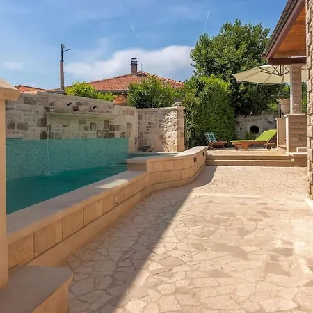 4 Bedrooms Seafront Laurus With Heated Pool For Up To 8 People Willa *