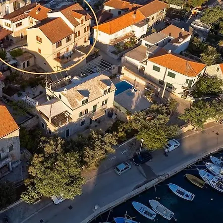 Willa 4 Bedrooms Seafront Laurus With Heated Pool For Up To 8 People