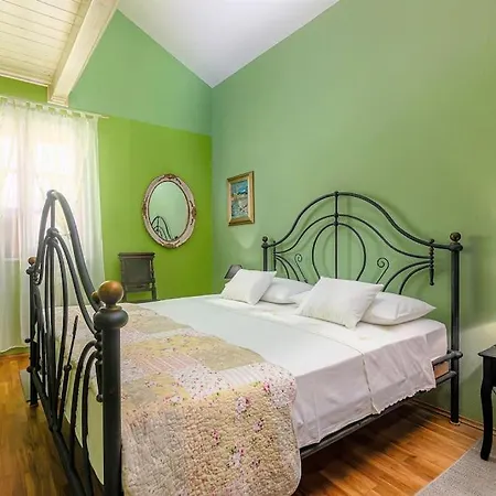4 Bedrooms Seafront Laurus With Heated Pool For Up To 8 People Willa