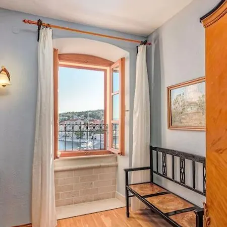 Willa 4 Bedrooms Seafront Laurus With Heated Pool For Up To 8 People *