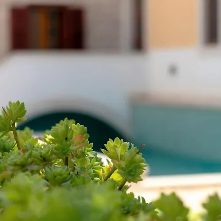 4 Bedrooms Seafront Laurus With Heated Pool For Up To 8 People *
