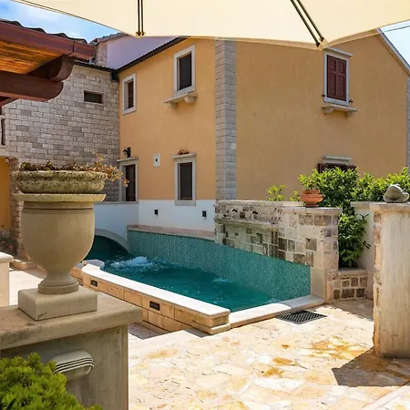 4 Bedrooms Seafront Laurus With Heated Pool For Up To 8 People Willa *