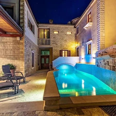 4 Bedrooms Seafront Laurus With Heated Pool For Up To 8 People Sumartin