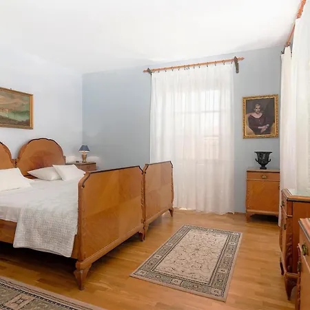 4 Bedrooms Seafront Laurus With Heated Pool For Up To 8 People Willa