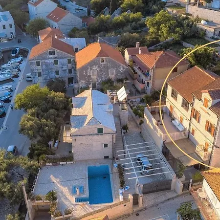4 Bedrooms Seafront Laurus With Heated Pool For Up To 8 People