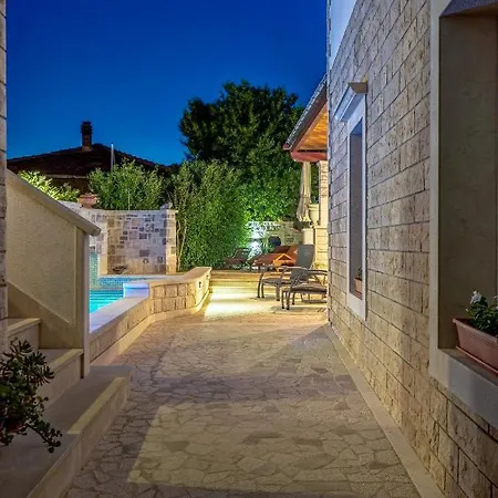 4 Bedrooms Seafront Laurus With Heated Pool For Up To 8 People Willa