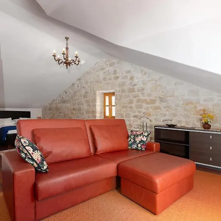 Willa 4 Bedrooms Seafront Laurus With Heated Pool For Up To 8 People