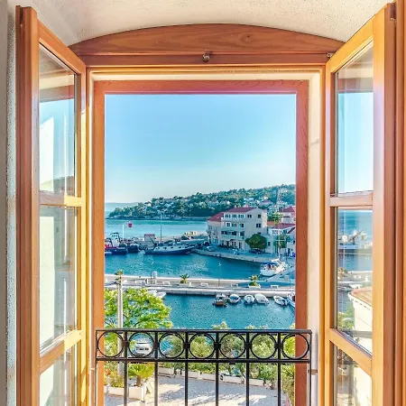 4 Bedrooms Seafront Laurus With Heated Pool For Up To 8 People *