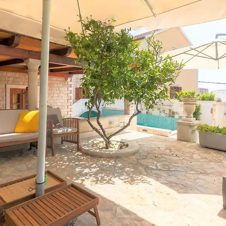Willa 4 Bedrooms Seafront Laurus With Heated Pool For Up To 8 People