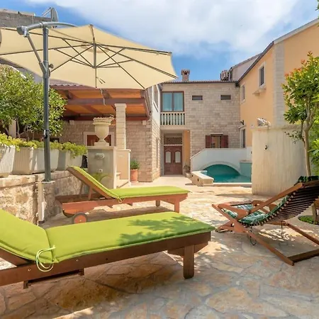 4 Bedrooms Seafront Laurus With Heated Pool For Up To 8 People *