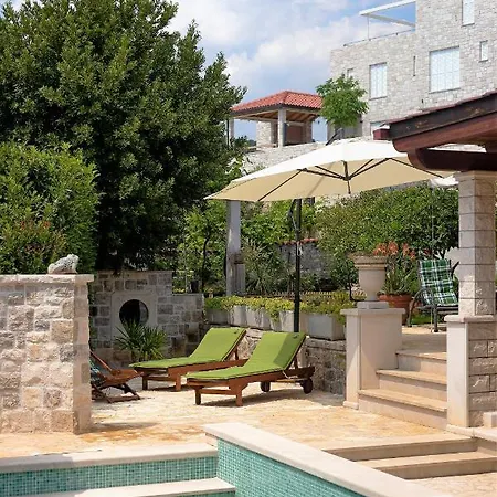 4 Bedrooms Seafront Laurus With Heated Pool For Up To 8 People Βίλα Sumartin