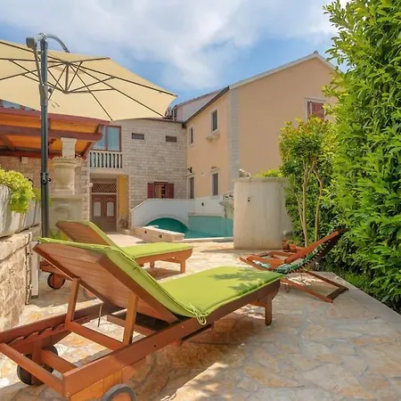 4 Bedrooms Seafront Laurus With Heated Pool For Up To 8 People Βίλα Sumartin