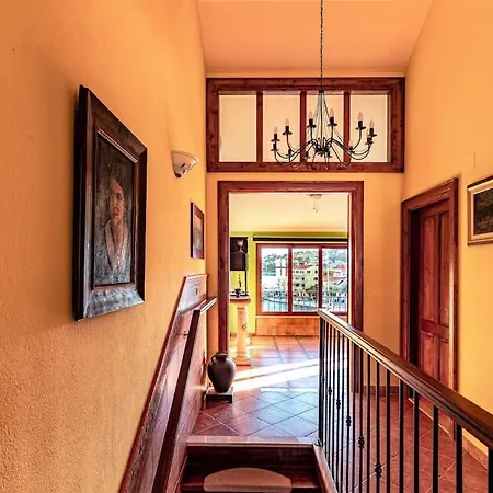 4 Bedrooms Seafront Laurus With Heated Pool For Up To 8 People Βίλα *