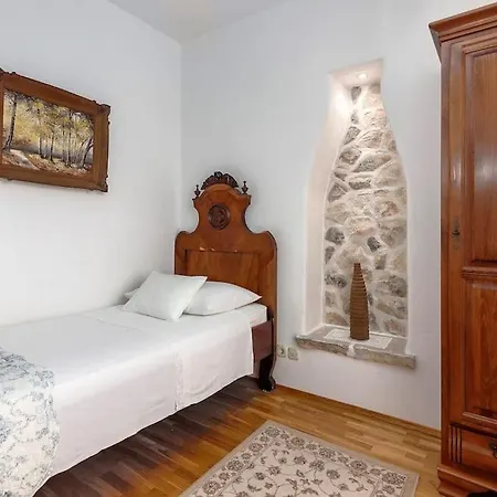 4 Bedrooms Seafront Laurus With Heated Pool For Up To 8 People Βίλα *