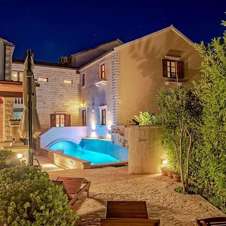 4 Bedrooms Seafront Laurus With Heated Pool For Up To 8 People Βίλα *