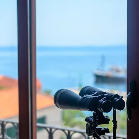 Βίλα 4 Bedrooms Seafront Laurus With Heated Pool For Up To 8 People *