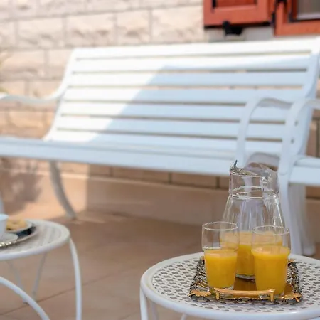 Βίλα 4 Bedrooms Seafront Laurus With Heated Pool For Up To 8 People