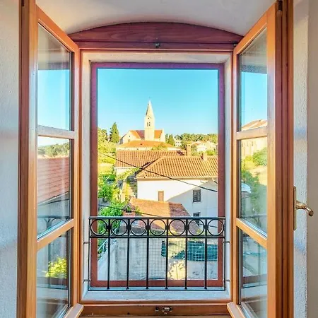 4 Bedrooms Seafront Laurus With Heated Pool For Up To 8 People Βίλα *