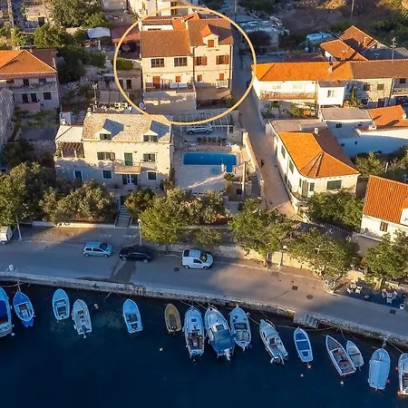 4 Bedrooms Seafront Laurus With Heated Pool For Up To 8 People