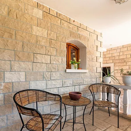 Βίλα 4 Bedrooms Seafront Laurus With Heated Pool For Up To 8 People Sumartin