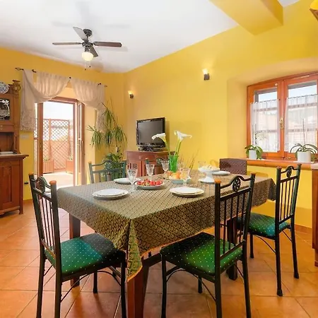 4 Bedrooms Seafront Laurus With Heated Pool For Up To 8 People Βίλα *