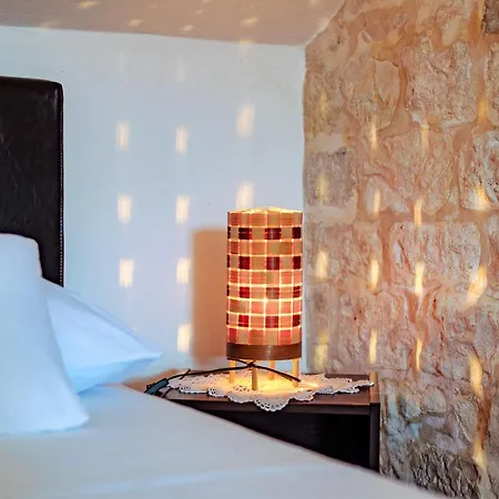 Βίλα 4 Bedrooms Seafront Laurus With Heated Pool For Up To 8 People Sumartin