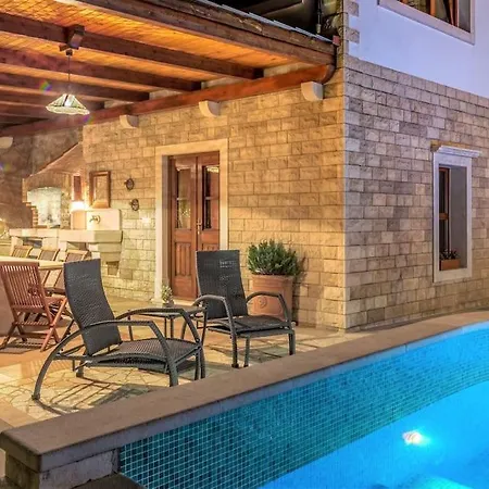 4 Bedrooms Seafront Laurus With Heated Pool For Up To 8 People