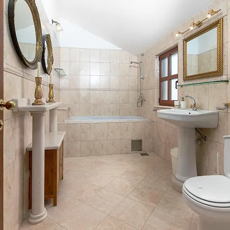 4 Bedrooms Seafront Laurus With Heated Pool For Up To 8 People *