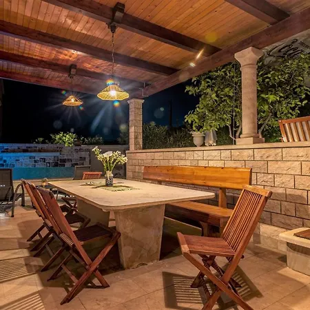 4 Bedrooms Seafront Laurus With Heated Pool For Up To 8 People Βίλα Sumartin