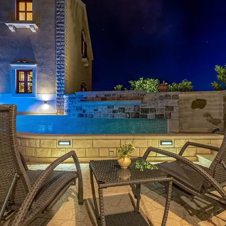 4 Bedrooms Seafront Laurus With Heated Pool For Up To 8 People Βίλα *