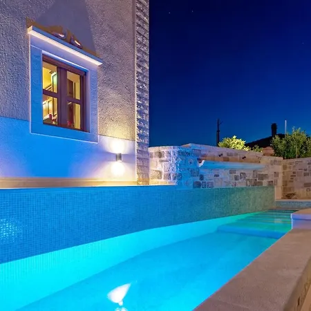 Βίλα 4 Bedrooms Seafront Laurus With Heated Pool For Up To 8 People *