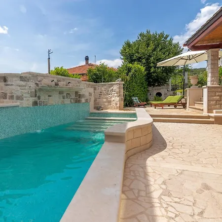 4 Bedrooms Seafront Laurus With Heated Pool For Up To 8 People Βίλα Sumartin