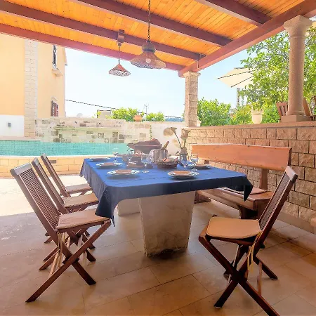 Βίλα 4 Bedrooms Seafront Laurus With Heated Pool For Up To 8 People *