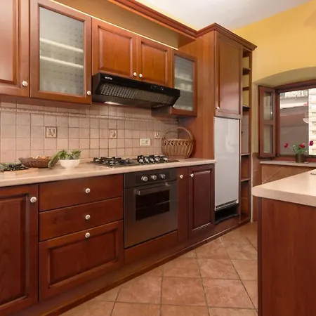 4 Bedrooms Seafront Laurus With Heated Pool For Up To 8 People *