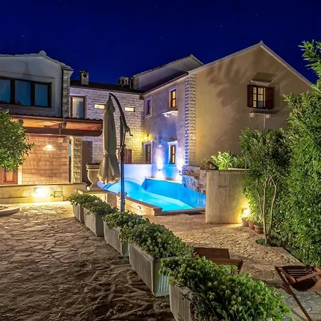 4 Bedrooms Seafront Laurus With Heated Pool For Up To 8 People * Sumartin